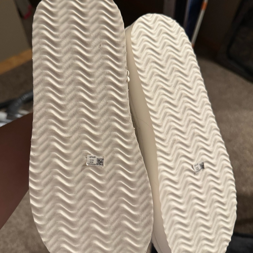 Aerie White Slippers with Charlie Brown Design - Picture 4 of 4